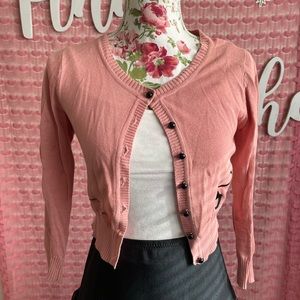 Collectif Light Pink Cropped Cardigan w/ cat chasing yarn embroidery 🐈‍⬛ 🧶